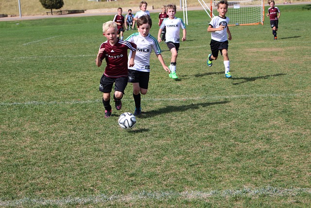 痛揍恩师😉率队击败恩师孔蒂，赛后科莫众将围住法布雷加斯庆祝.